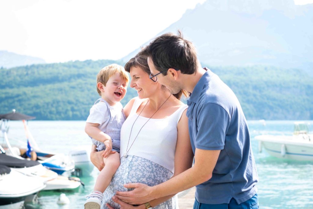 Séance photos grossesse en famille, séance naturelle à Annecy, Haute-Savoie, lumière naturelle, photographe Caroline L. Photographie