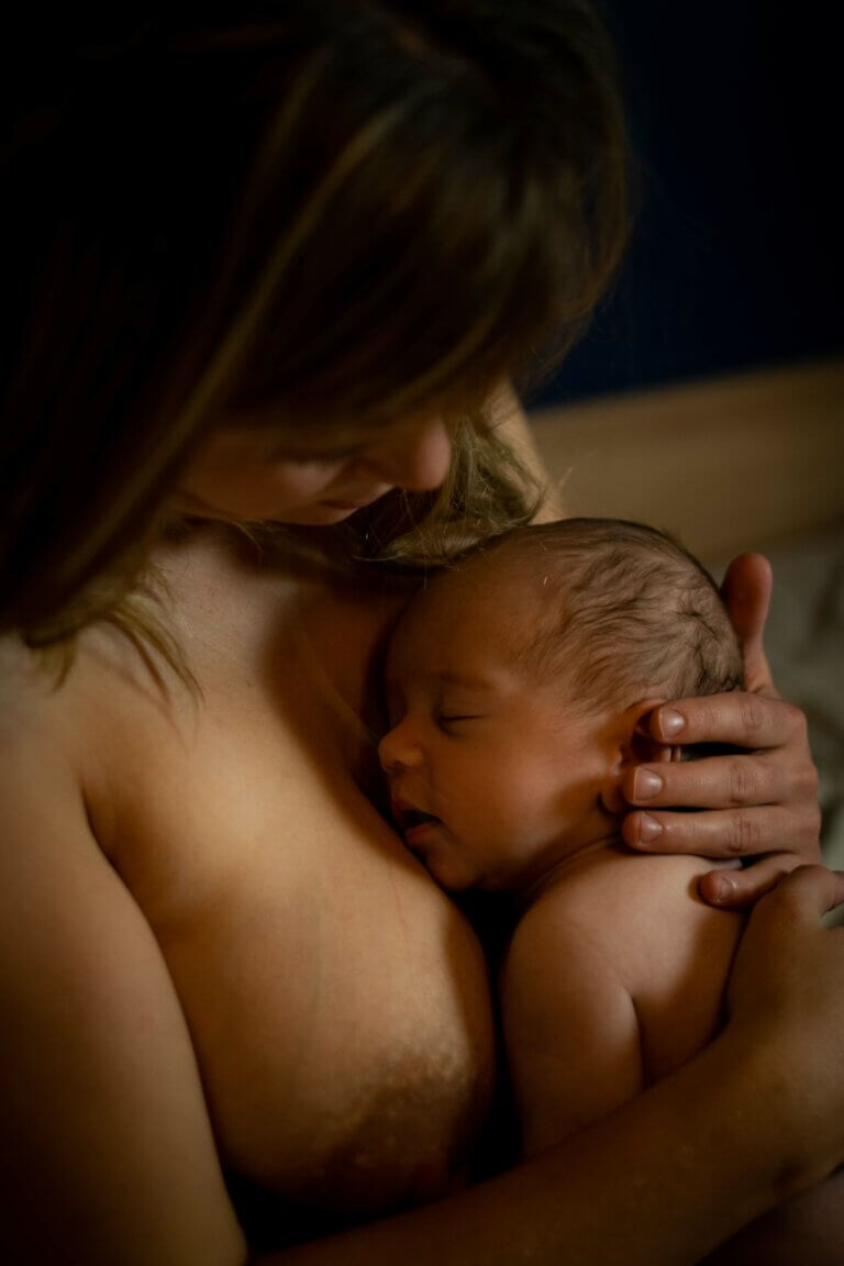 Photographe Annecy Haute Savoie Maman Bébé Allaitement Peau à Peau intimiste