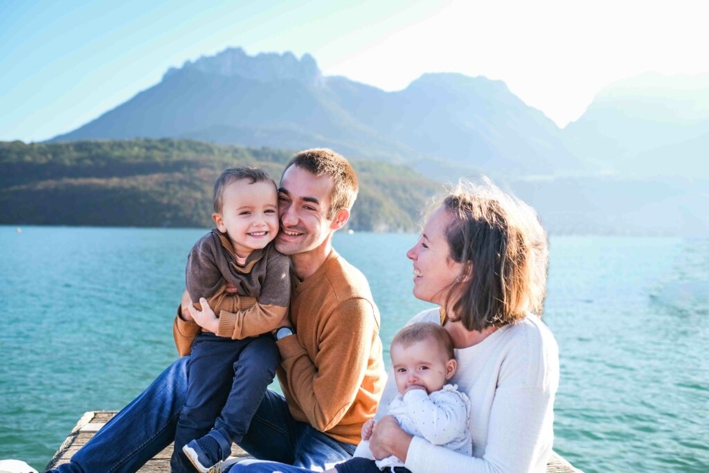 Séance photos famille naturelle à Annecy, Haute-Savoie, lumière naturelle, photographe Caroline L. Photographie