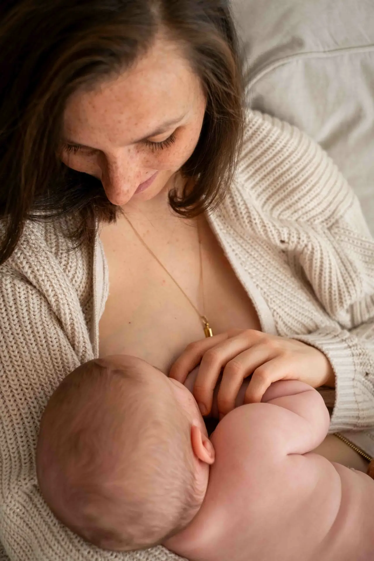 Séance photos maternité allaitement et peau à peau, séance naturelle à Annecy, Haute-Savoie, lumière naturelle, photographe Caroline L. Photographie