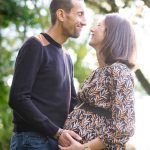 Séance photos grossesse en famille, séance naturelle à Annecy, Haute-Savoie, lumière naturelle, photographe Caroline L. Photographie