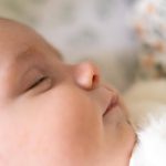 Séance photos naissance en famille, séance naturelle à Annecy, Haute-Savoie, lumière naturelle, photographe Caroline L. Photographie